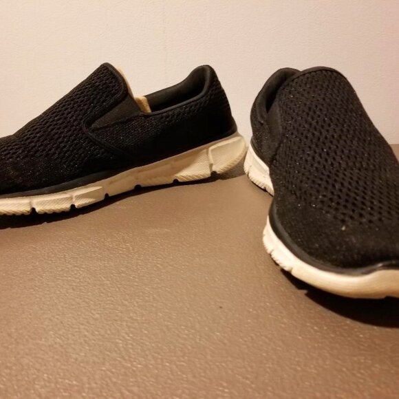 Black Size 9 Skechers memory foam - Picture 1 of 2